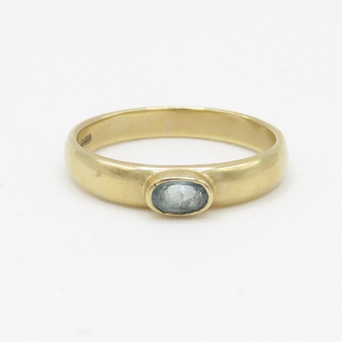 214 - 9ct gold with blue topaz ring (2.6g) Size O