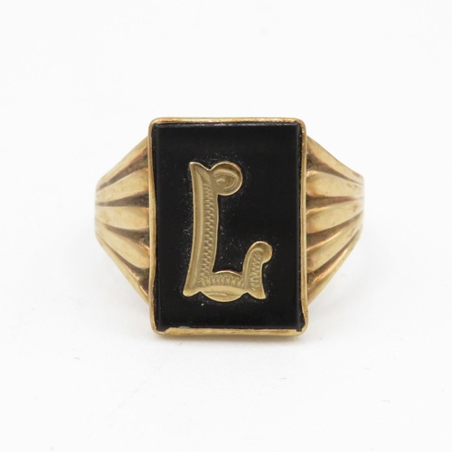 217 - 9ct gold and black onyx initial ring (4.1g) Size R