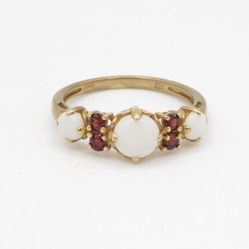 218 - 9ct gold opal and garnet ring (2.1g) Size P