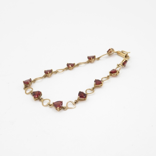 222 - 9ct gold garnet heart shape bracelet (4.5g)