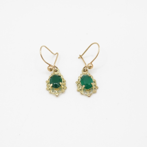 229 - 9ct gold chrysoprase drop earrings (1.3g)