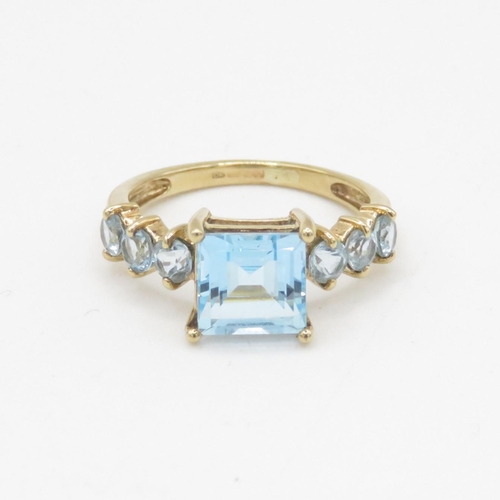 237 - 9ct gold topaz single stone ring with topaz set shoulders (2.3g) Size K