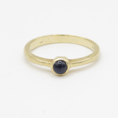 238 - 14ct gold round cabochon sapphire single stone ring (1.8g) Size K