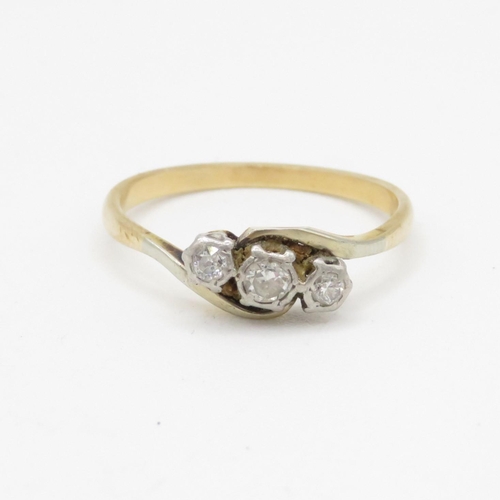 239 - 9ct gold diamond three stone ring (2.7g) Size T