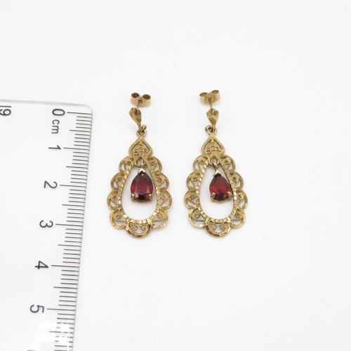 242 - 9ct gold garnet drop earrings (3g)