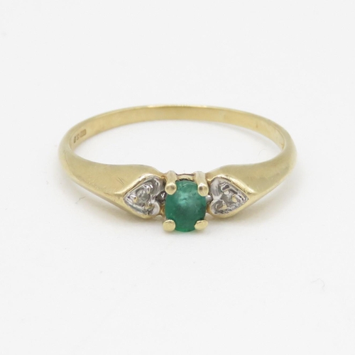 244 - 9ct gold diamond & emerald three stone ring (1.1g) Size L 1/2