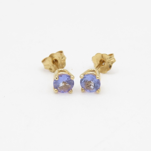 246 - 14ct gold tanzanite stud earrings (0.6g)