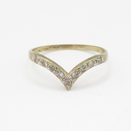 25 - 9ct gold diamond chevron ring (1g) Size M