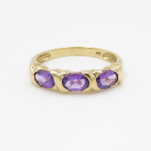 26 - 9ct gold three stone amethyst ring (2.2g) Size Q