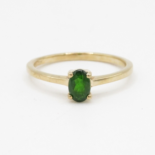 28 - 9ct gold and diopside stone ring (1.6g) Size O