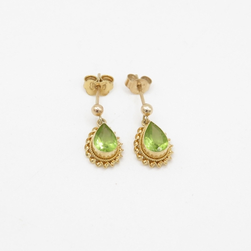 29 - 9ct gold peridot drop stud earrings (1.4g)