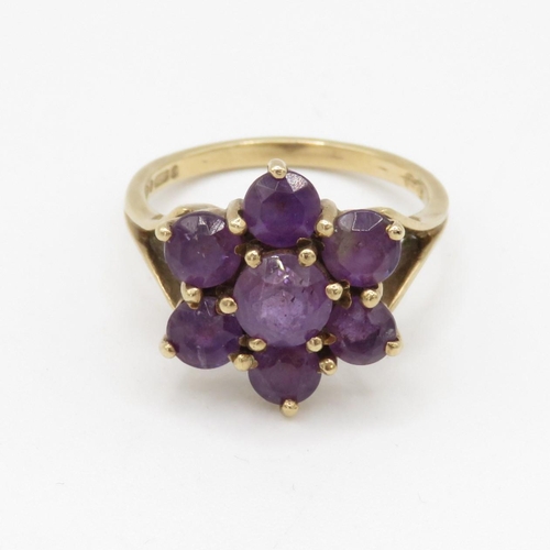 33 - 9ct gold amethyst flower cluster set ring (4.5g) Size P