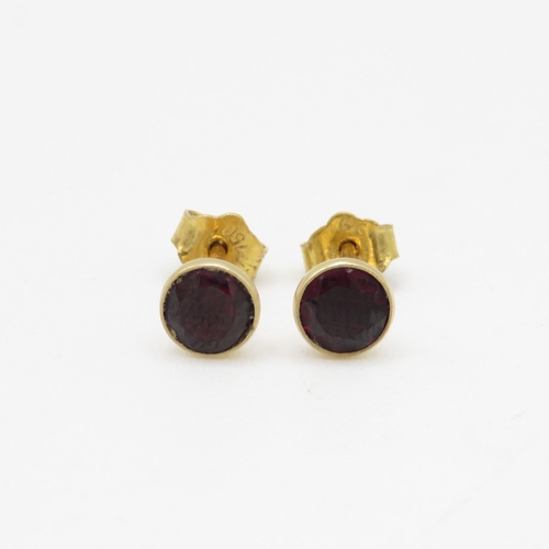 38 - 9ct gold and garnet stud earrings (1g)