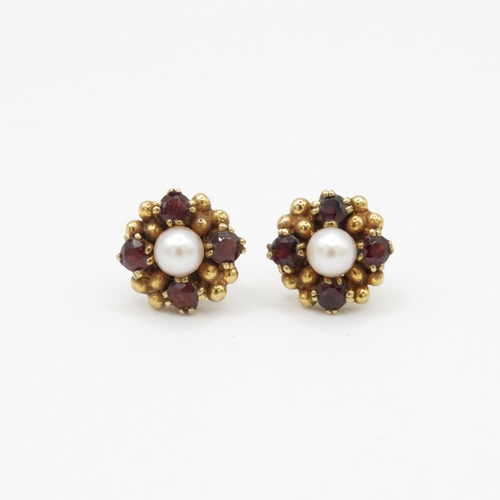 43 - 9ct gold cultured pearl and garnet stud earrings (3g)