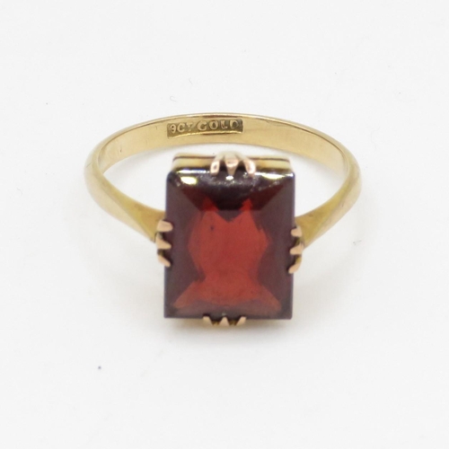 52 - 9ct gold and garnet ring (2.1g) Size J 1/2