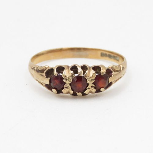 54 - 9ct gold three stone garnet ring (1.5g) Size L