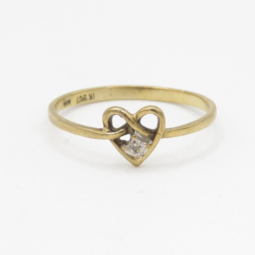 63 - 9ct gold twisted heart and diamond ring (1.2g) Size P