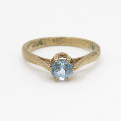 66 - 9ct gold and aquamarine claw set ring (2.2g) Size L