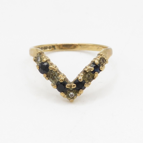 67 - 9ct gold sapphire and diamond chevron ring (2.1g) Size N