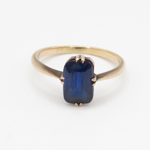 7 - 9ct gold with blue gemstone ring (2.3g) Size O