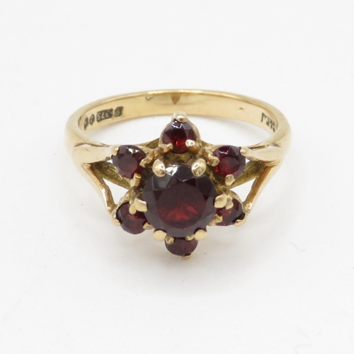 73 - 9ct gold and garnet flower cluster ring (3.1g) Size K