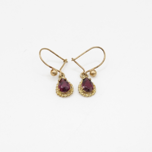 82 - 9ct gold and garnet hook drop earrings (1g)