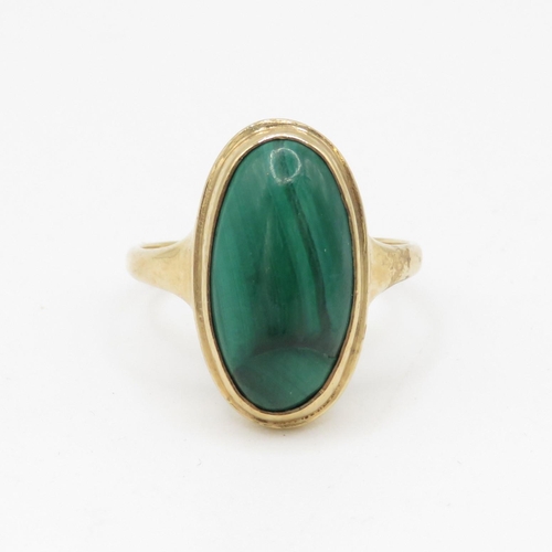 83 - 9ct gold malachite cabochon set ring (4.7g) Size P