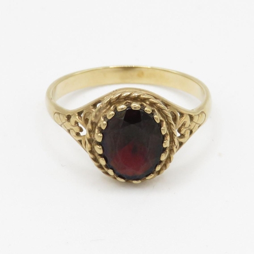 85 - 9ct gold and garnet ring (2.5g) Size O