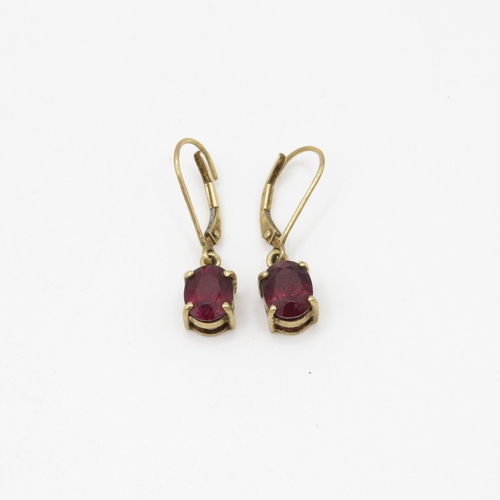 91 - 9ct gold and garnet lever back earrings (2.4g)