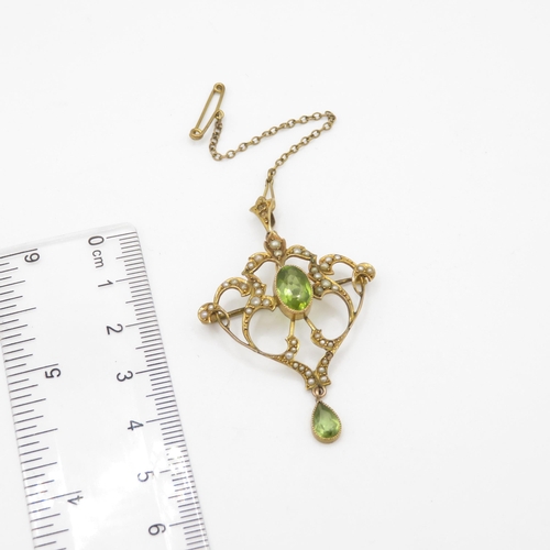 98 - 9ct gold peridot and split pearl brooch, as seen (4.3g)