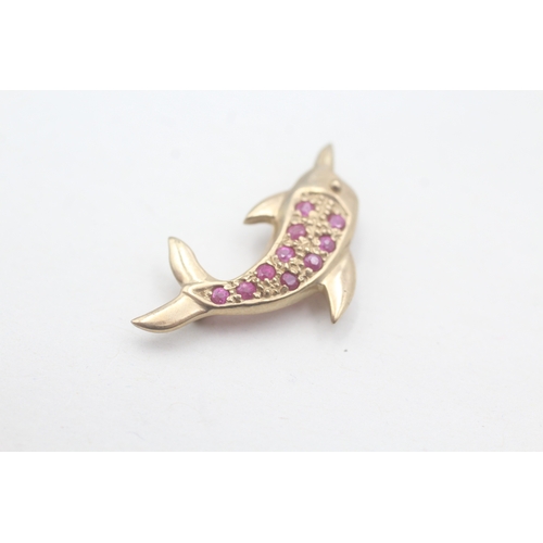 107 - 9ct gold dolphin ruby set brooch (1.9g)