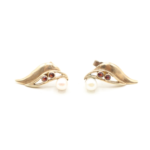 109 - 9ct gold cultured pearl and garnet twist earrings (2.2g)