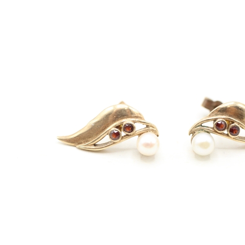 109 - 9ct gold cultured pearl and garnet twist earrings (2.2g)