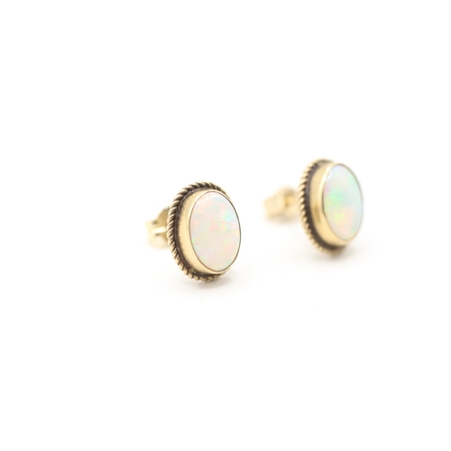 110 - 9ct gold opal stud earrings (1.3g)