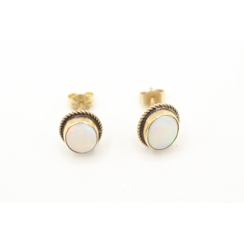 110 - 9ct gold opal stud earrings (1.3g)