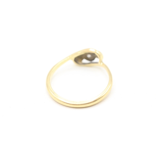 116 - 18ct gold and platinum diamond trilogy twist ring (1.9g) Size M