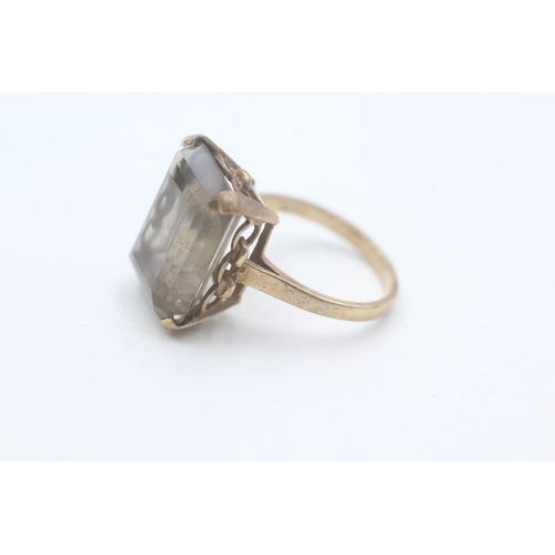 131 - 9ct gold smokey quartz cocktail ring (4.7g) Size L