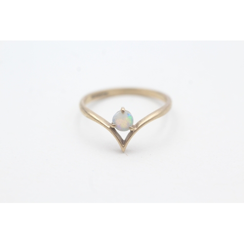 133 - 9ct gold opal dress ring (1.2g) Size L