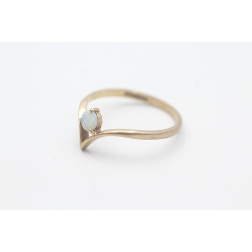 133 - 9ct gold opal dress ring (1.2g) Size L