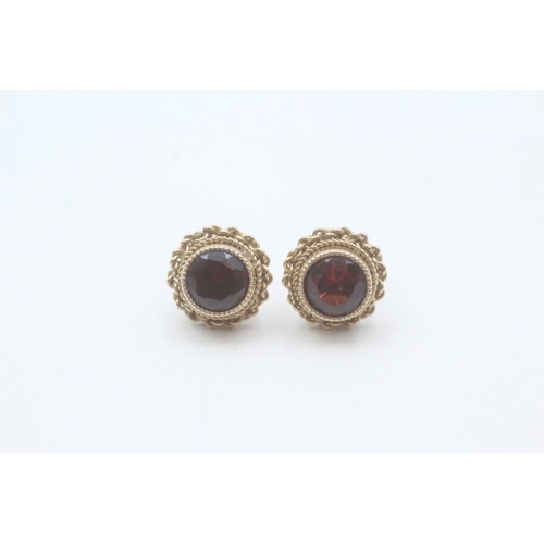 134 - 9ct gold garnet stud earrings (2.2g)