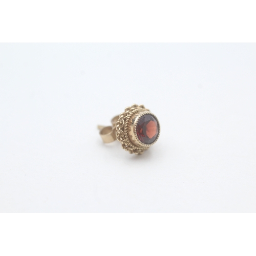 134 - 9ct gold garnet stud earrings (2.2g)