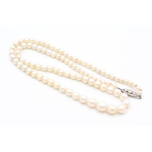 139 - 9ct gold graduated cultured pearl necklace (14.1g)