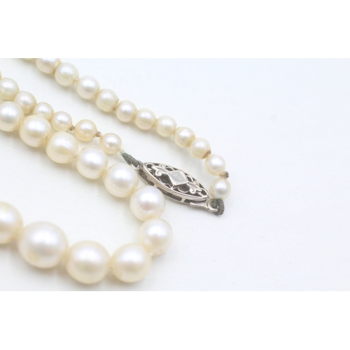 139 - 9ct gold graduated cultured pearl necklace (14.1g)