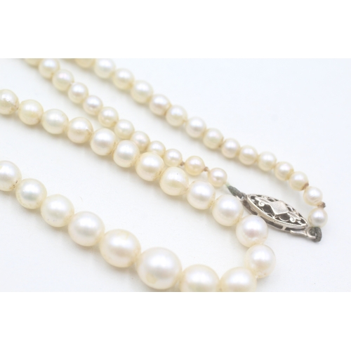 139 - 9ct gold graduated cultured pearl necklace (14.1g)