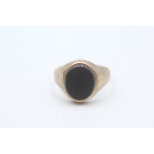 153 - 9ct gold onyx signet ring (4g) Size O