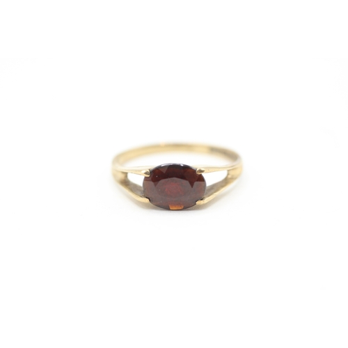 162 - 9ct gold garnet single stone ring (1.2g) Size L