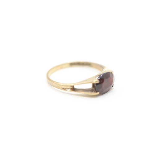 162 - 9ct gold garnet single stone ring (1.2g) Size L