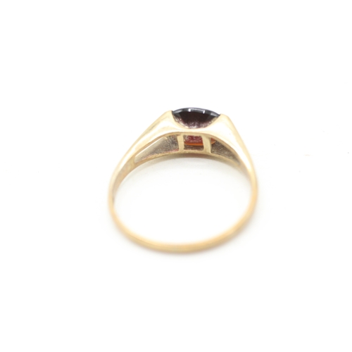 162 - 9ct gold garnet single stone ring (1.2g) Size L