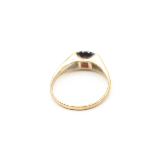 162 - 9ct gold garnet single stone ring (1.2g) Size L