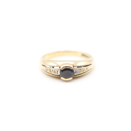 163 - 9ct gold sapphire and diamond shoulder setting ring (2.8g) Size N